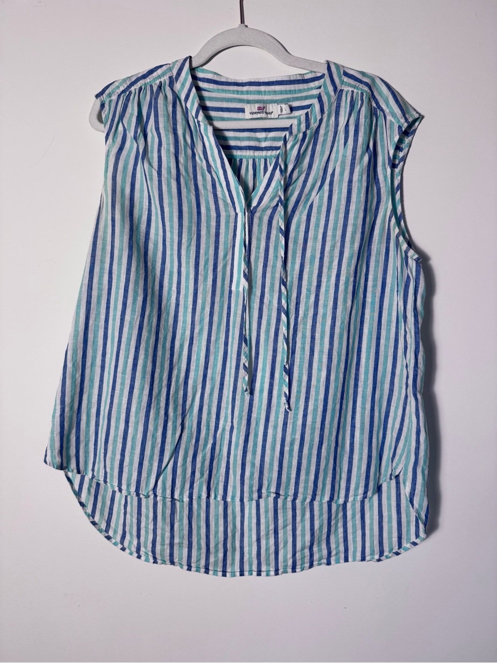 Vineyard Vines Linen sleeveless blue stripped top/shirt. Women’s size Large